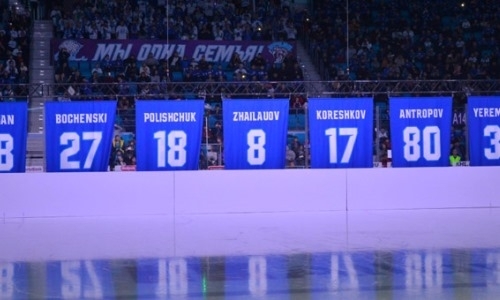 «Со мной сидел пожилой мужчина и вытирал слёзы». Спортивный комментатор — о торжественной церемонии поднятия игровых свитеров легенд «Барыса»