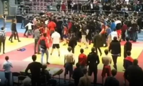 Массовой дракой закончился турнир по самбо в Ингушетии. Видео