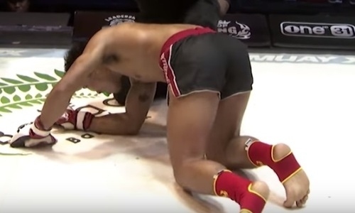 Казахстанский файтер убойным ударом с разворота отправил соперника с 30 победами в тяжелый нокаут. Видео