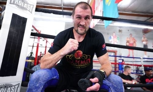 «Хватит отдыхать и объедаться». Ковалев вернулся к тренировкам после поражения нокаутом от «Канело»