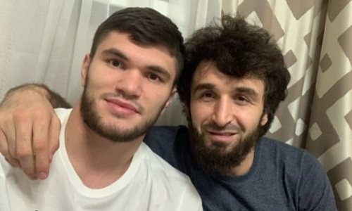 Чемпион WBC из Казахстана встретился с известным бойцом UFC
