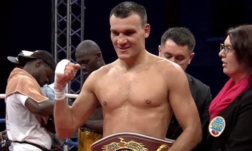 Бросивший вызов Шуменову россиянин с 44 победами издевательски защитил титул WBO. Видео