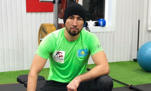 Непобежденный казахстанский боксер с тремя титулами продолжает тренировочный лагерь в Москве