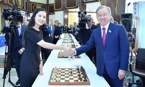 Мажилисмены сыграли в шахматы с Динарой Садуакасовой
