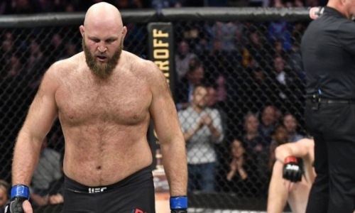 Файтер UFC с 36 победами выиграл впервые за четыре года. Видео нокаута за 3 секунды до конца раунда