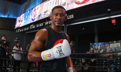 Экс-соперник Головкина в следующем бою почтит память погибшего боксера 