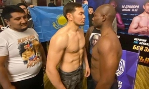 Казахстанский певец-боксер прошел взвешивание перед боем с африканским нокаутером за чемпионский пояс в Москве