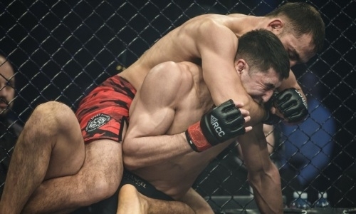 Казахский файтер чудом спасся от удушения и выиграл бой в Екатеринбурге. Видео