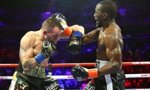 Кроуфорд после мощного удара оказался на канвасе, но рефери не засчитал нокдаун. Видео