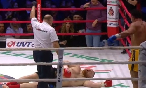 Отсидевшего российского файтера нокаутировали ударом ногой по печени в финале. Видео