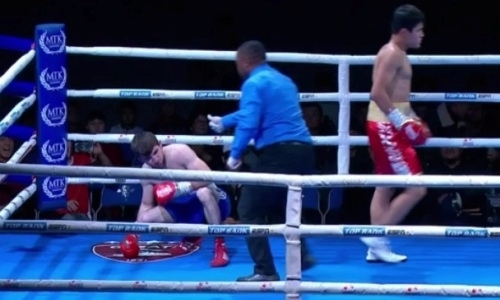 Видео нокдауна 19-летнего казахстанца в первом раунде, из-за которого соперник решил сдаться