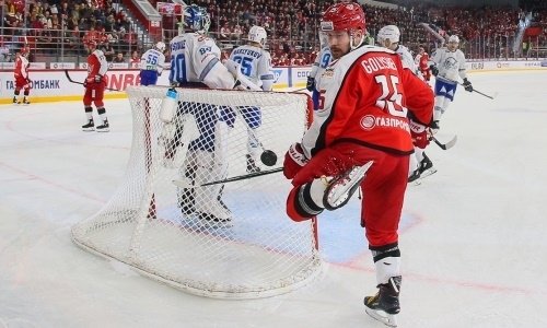 «Наверное, всем интересно». Форварду клуба КХЛ надоели матчи с «Барысом»