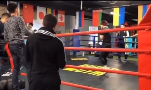 Казахстанский нокаутер Батыр Джукембаев провел открытую тренировку в Москве