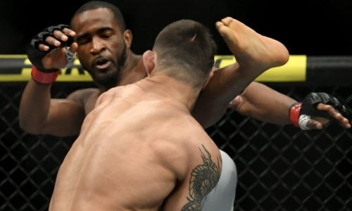 Файтер UFC потряс соперника хайкиком и нокаутировал за 90 секунд. Видео