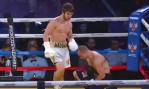Проигравший Рысбеку россиянин дважды отправил соперника в нокдаун в первом раунде, но не смог нокаутировать. Видео