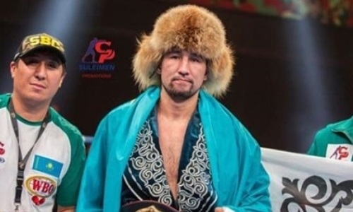 Непобежденный казахстанец Ербосынулы нокаутом выиграл бой за титулы чемпиона WBA, WBC и WBO