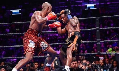 Бросавший вызов Головкину Чарло тремя нокдаунами и нокаутом вернул себе титул чемпиона мира WBC. Видео