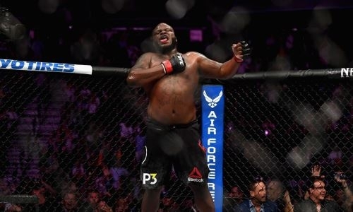 Известный тяжеловес из UFC нокаутировал боксера, который смеялся над бойцами MMA. Видео