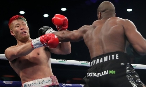 Конкурент казахстанца за звание «Лучший проспект года» сокрушительным нокаутом выиграл бой за титулы WBC и WBO. Видео