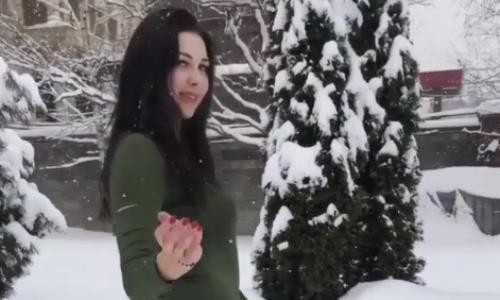 Волейболистка сборной Казахстана поразила фанатов и вышла под снег в откровенном наряде. Видео