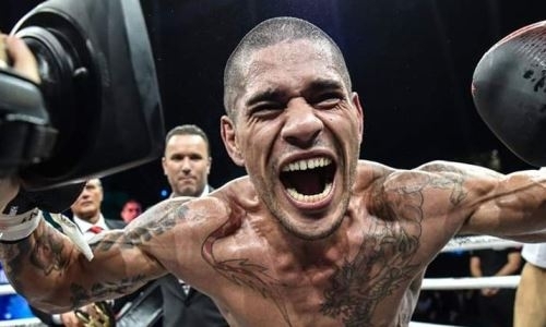 Бразильский кикбоксер отправил соперника в глухой нокаут вместе с гонгом. Видео