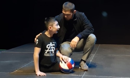 Хабиб Нурмагомедов сыграл в футбол с казахским Ником Вуйчичем. Видео