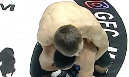 Видео досрочной победы казахстанца, или Как узбека «задушили» на турнире с участием Нурмагомедова