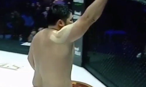 Казахстанский супертяж дебютировал в ММА нокаутом за 75 секунд