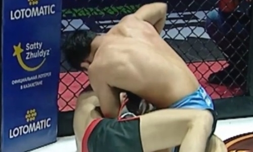 Небитый файтер жестоко избил россиянина с 11 победами в Алматы. Видео нокаута