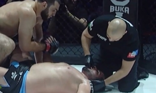 Непобежденный российский тяжеловес «задушил» соперника на турнире в Алматы. Видео