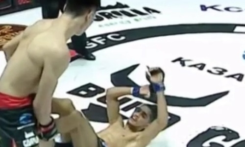 Небитый казахстанский боец нанес сопернику первое поражение в карьере на турнире в Алматы