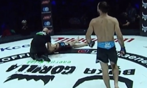 Видео удушения российским файтером казахстанца на турнире в Алматы