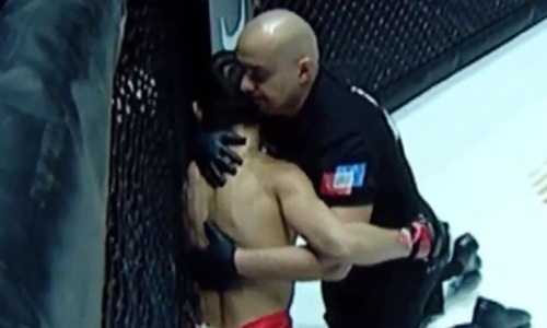 Видео зверского нокаута, или Как казахстанского бойца вырубили уже в первом раунде на турнире в Алматы