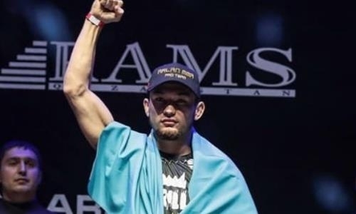 Казахстанский файтер объяснил свое досрочное поражение россиянину на турнире с участием Нурмагомедова