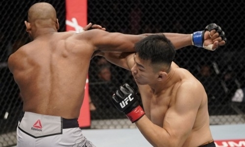 Бойца UFC нокаутировали за 64 секунды с правой в челюсть. Видео