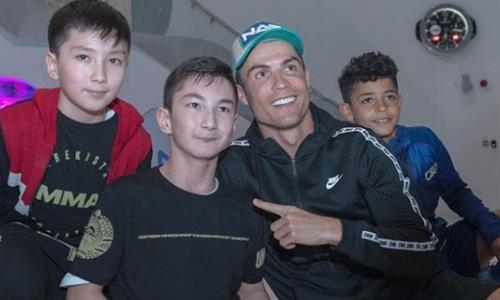 «Поэтому ты и лучший в мире». Казахстанец сыграл в футбол с Роналду и восхитил Хабиба. Видео