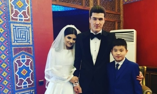 Зайнутдинов побывал на свадьбе своего узбекского одноклубника в Ташкенте. Фото