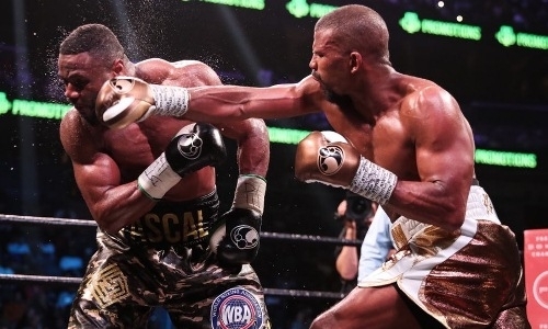 Оба боксера побывали в нокдауне в крутой зарубе за титул чемпиона мира. Видео