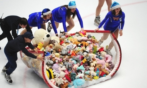 Мишкопад. Фанаты «Барыса» забросали лед мягкими игрушками после последней победы в году