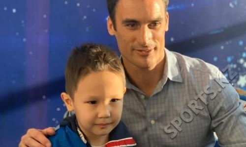 Фоторепортаж с автограф-сессии легенд «Барыса» в Нур-Султане