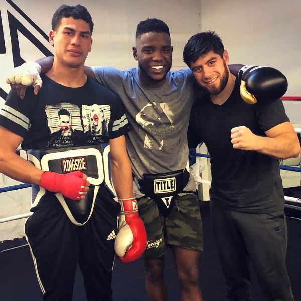 Казахстанский нокаутер спаррингует с небитыми проспектами перед возвращением на ринг