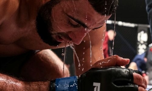 Российский файтер нокаутировал американца и получил один миллион долларов. Видео