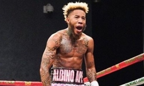 Непобежденный американский боксер получил травму в ринге и проиграл нокаутом. Видео