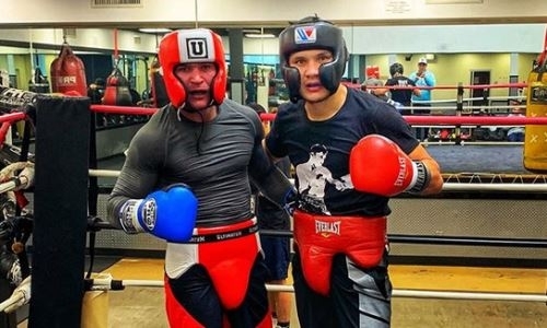 Небитый казахстанский боксер провел спарринг с экс-чемпионом Азии
