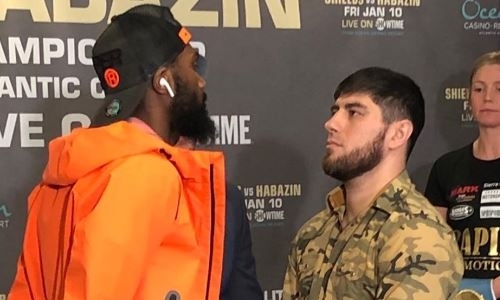 Казахстанский боксер провел первую дуэль взглядов с непобежденным соперником перед боем в США