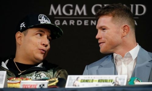 «Зачем обманывать людей и себя?» Тренер «Канело» — о «договорняке» с Ковалевым и его следующем бое