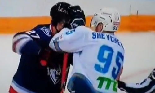 Хоккеисты «Барыса» устроили потасовку в матче с «Нефтехимиком» после жесткой блокировки казахстанца. Видео