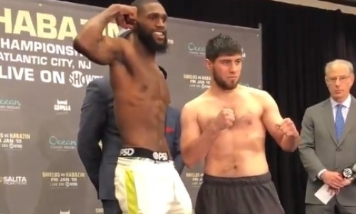 Казахстанский боксер прошел взвешивание и дуэль взглядов перед боем с американцем с 22 нокаутами. Видео