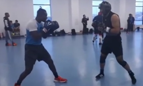 Казахстанский супертяж сразился с олимпийским чемпионом и четырехкратным чемпионом мира. Видео