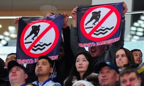 «Нырять запрещено». Как болельщики «Барыса» потроллили хоккеиста «Авангарда»